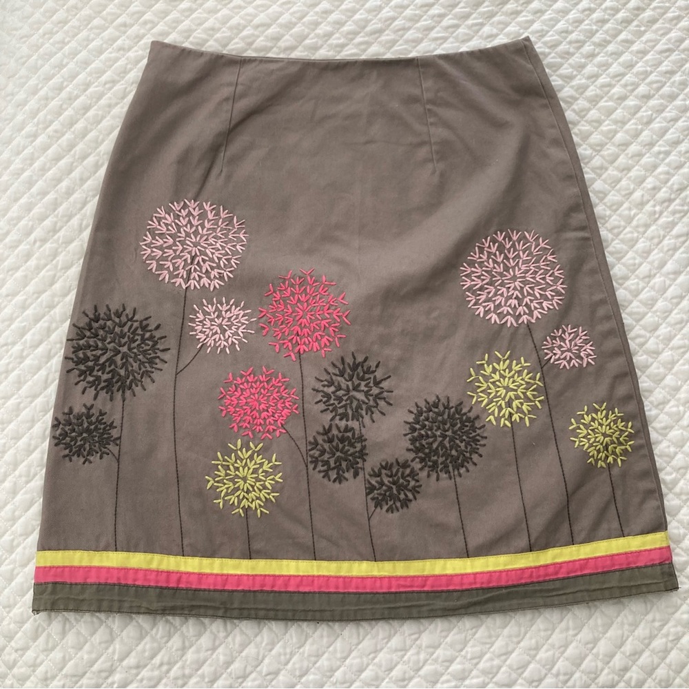 Boden A line skirt petite size 4 muted taupe/purple  with embroidered flowers